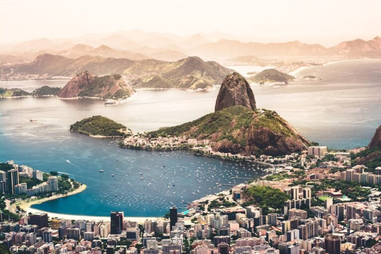 Vista aérea do Rio de Janeiro com Pão de Açúcar e a Baía de Guanabara ao fundo