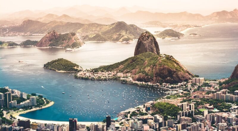 Vista aérea do Rio de Janeiro com Pão de Açúcar e a Baía de Guanabara ao fundo