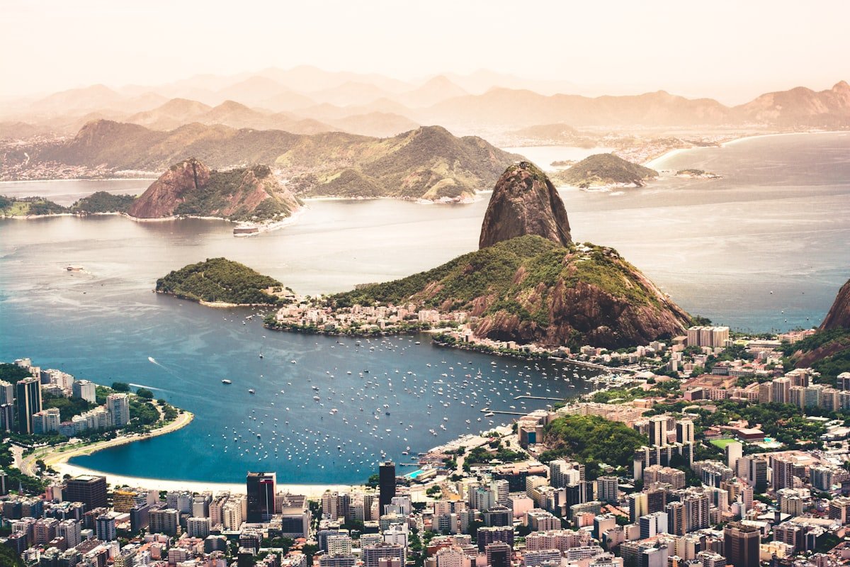 Vista aérea do Rio de Janeiro com Pão de Açúcar e a Baía de Guanabara ao fundo