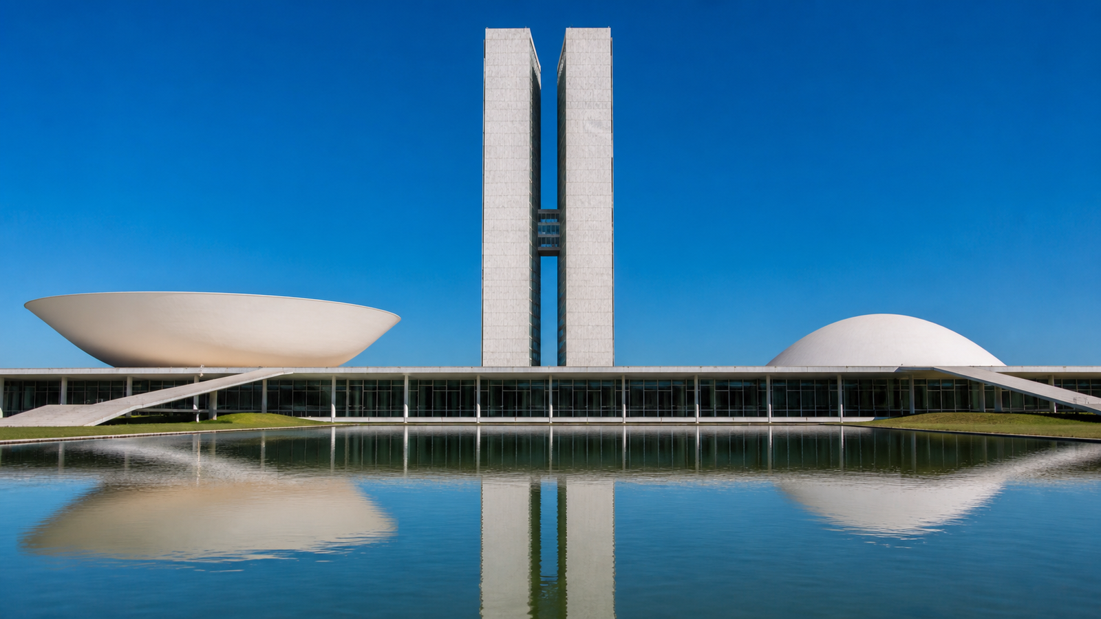 Brasília’s Monumental Axis: How to Visit Without Wasting Time or Money 2 National Congress of Brazil with twin towers and legislative domes in Brasília