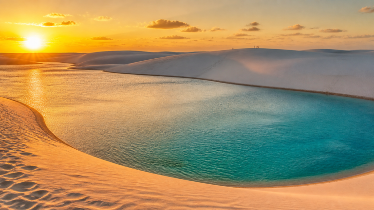 Lagoa Azul and Lagoa Bonita: The Honest Guide to Visiting Both Without Wasting Time or Money 4 Panoramic sunset over white sand dunes and turquoise lagoon in Lençóis Maranhenses