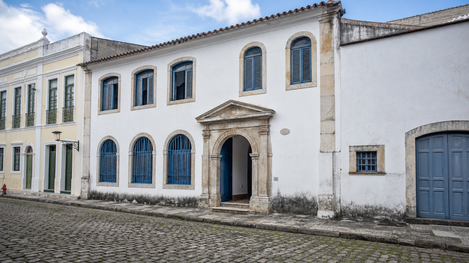 Exploring Recife Antigo: A Walkable Guide to Brazil’s Historic Port Island 3 Historic colonial facade of Sinagoga Kahal Zur Israel on Rua do Bom Jesus