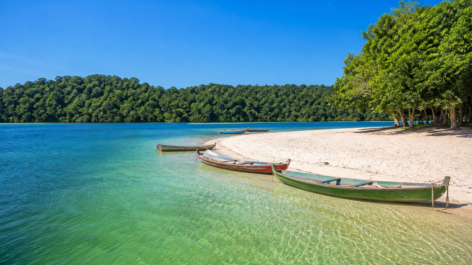What to Do in Alter do Chão: The Realistic 3 to 4-Day Amazon Itinerary 1 Panoramic view of Ilha do Amor with turquoise freshwater, white sandbars, and wooden canoes in Alter do Chão, Brazil