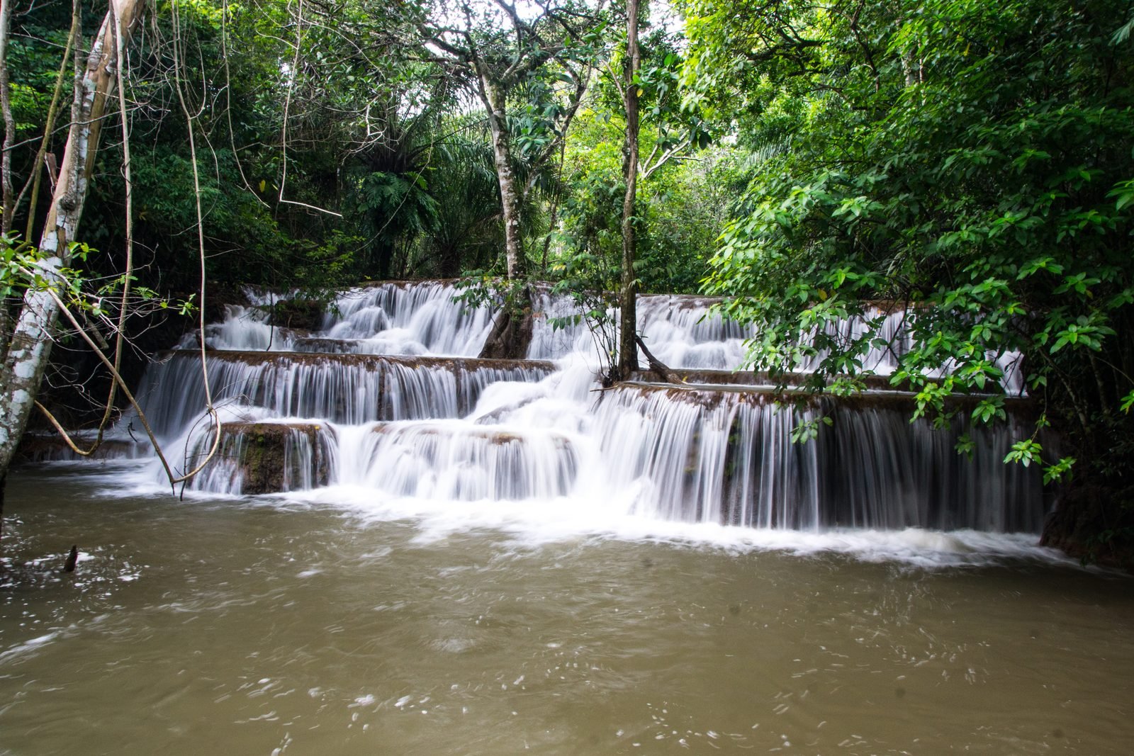 Cachoeira em degraus de calcário na trilha da Boca da Onça, na Serra da Bodoquena (MS), com água branca descendo vários degraus em meio à mata