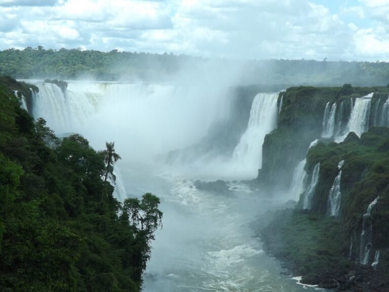 Guia de Foz do Iguaçu 2026: Cataratas, Itaipu, Paraguai e onde ficar