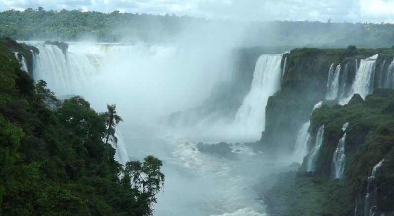 Foz do Iguaçu Travel Guide 2026: Iguazu Falls, Itaipu, Paraguay and Where to Stay