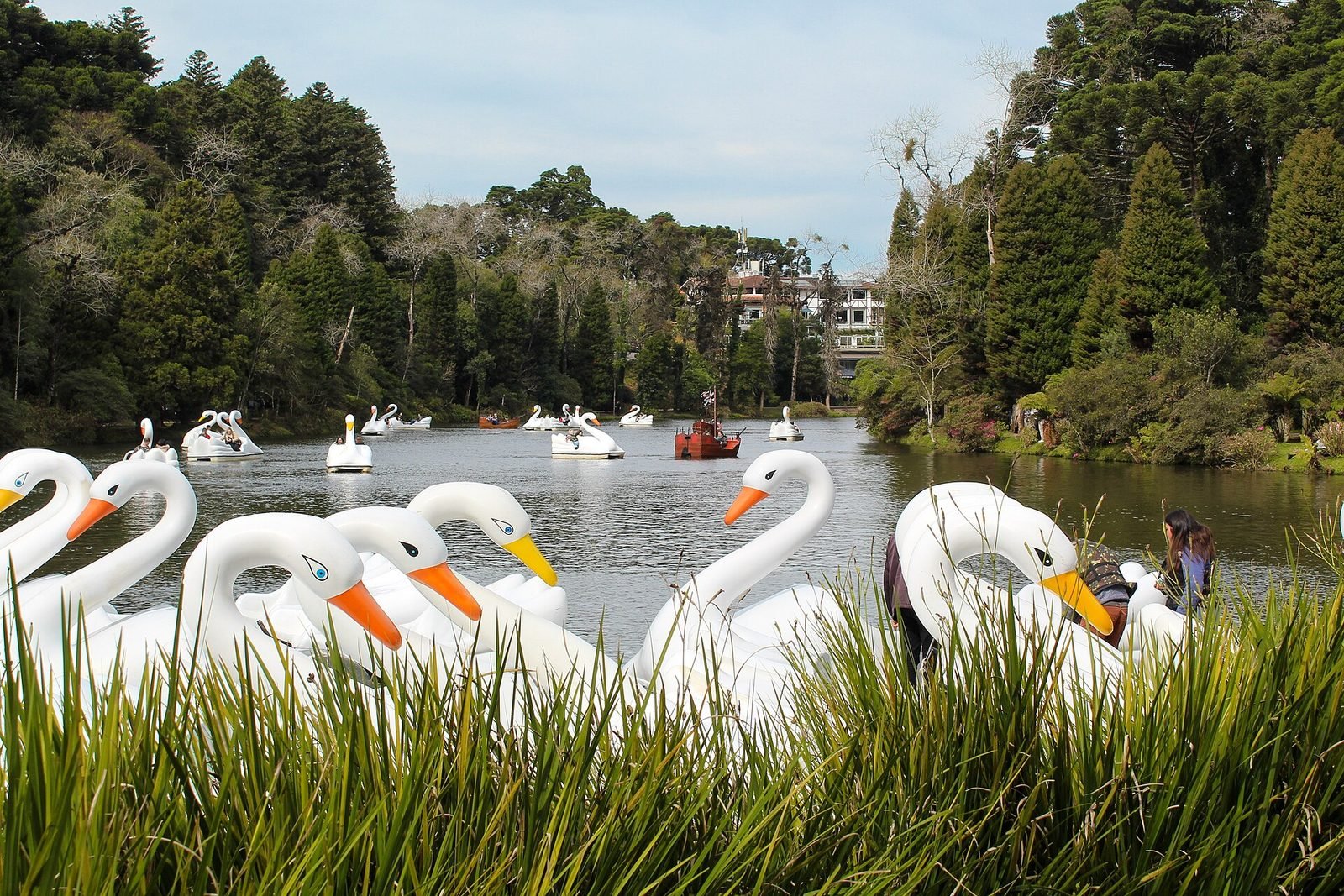Lago Negro em Gramado cercado por árvores