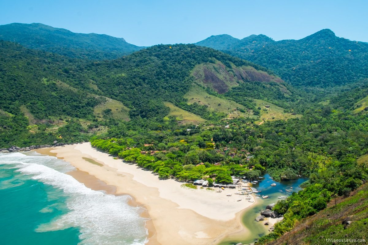 Vista aérea da Praia do Bonete, em Ilhabela, com a vila caiçara entre a mata e o mar