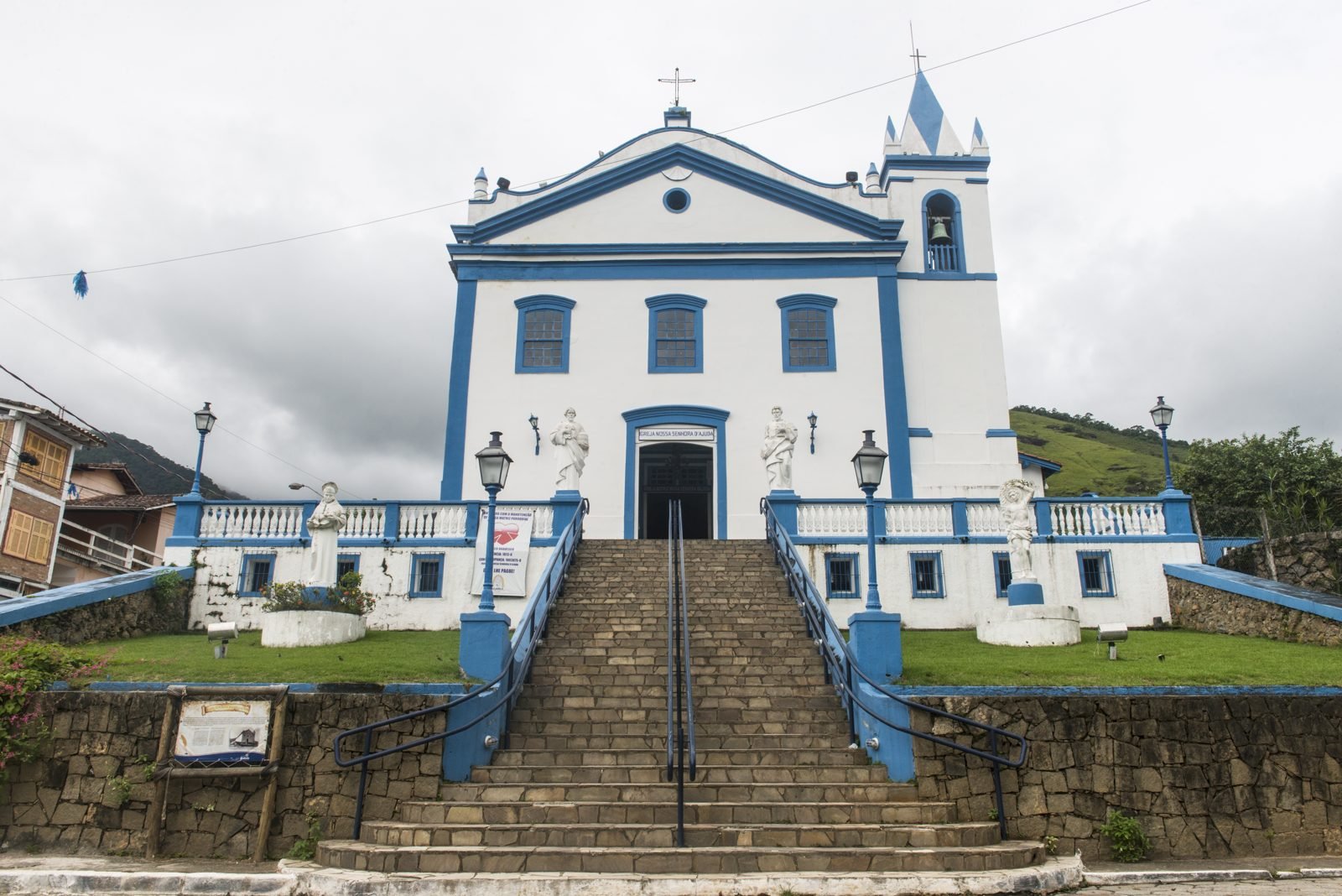 Igreja Matriz de Nossa Senhora d'Ajuda, no centro histórico de Ilhabela