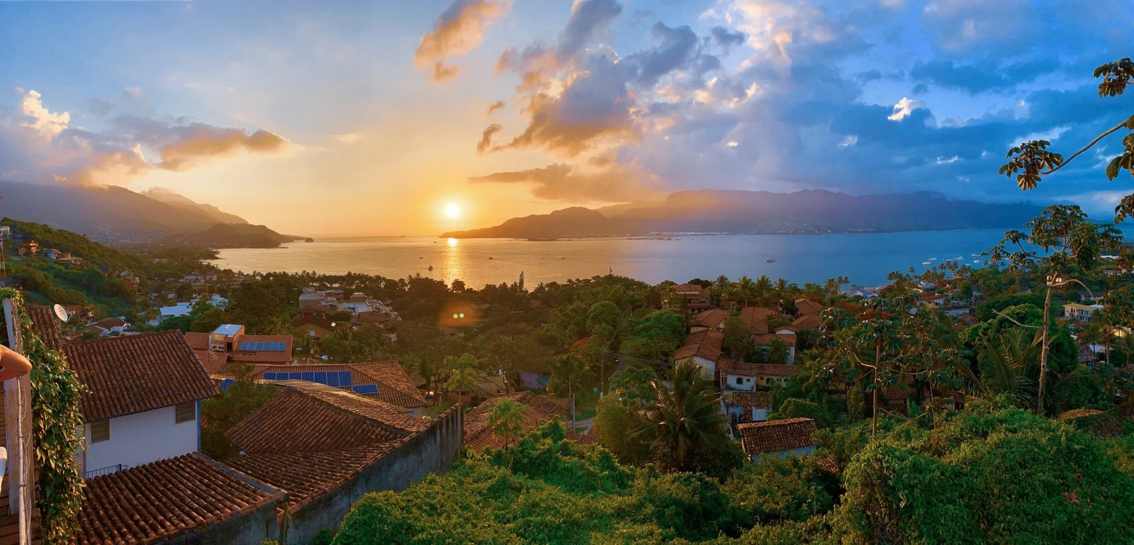 Pôr do sol sobre o canal de São Sebastião visto de Ilhabela