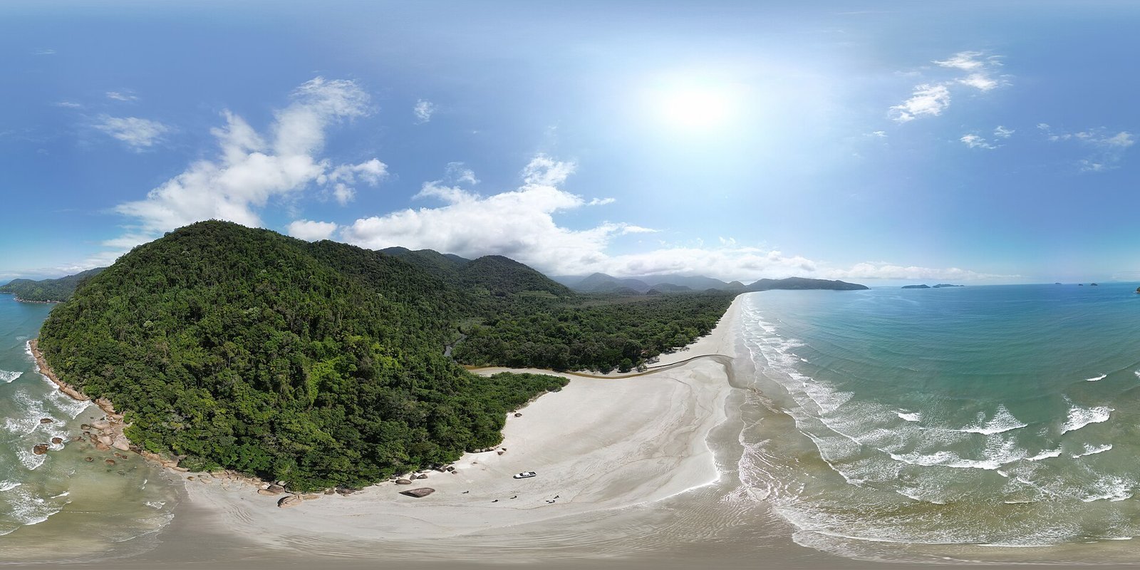 Vista aérea panorâmica da Praia da Fazenda, em Ubatuba, com longa faixa de areia em curva, mar verde e morros cobertos de mata atlântica do Núcleo Picinguaba